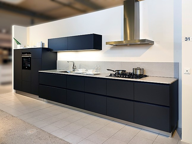 SchüllerShowroomkeuken Rechte greeploze keuken met Silestone composiet