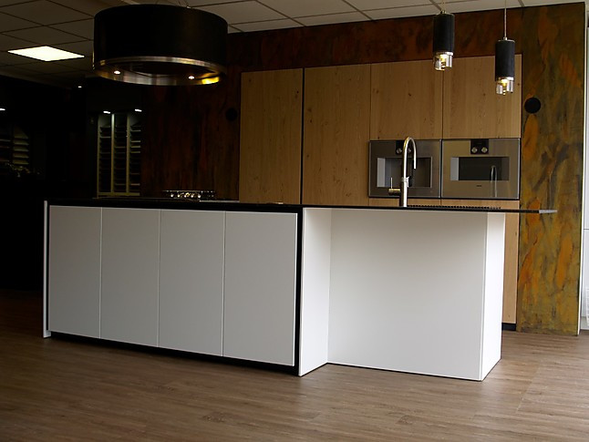 OverigeShowroomkeuken Eiland keuken met kastenwand showroomkeuken in