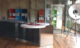 Vrijstaand, afgerond keukenblok met extra brede wangen en een niervormige, witte tafel. Design. Zuordnung: Stil Design-keukens, Planungsart Keuken met zitgelegenheid