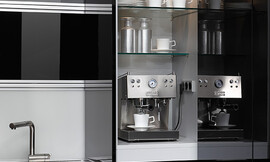 Exclusieve hoogglansfronten Plaze in het zwart met geïntegreerde greeplijst roestvrij staal. Hier ziet u een elegante espressomachine netjes in de keukenkast opgeborgen, direct gebruiksklaar. Daarboven zijn de accessoires en het servies opgeborgen. Echt Italiaans! Zuordnung: Stil Moderne keukens, Planungsart U-vormige keuken