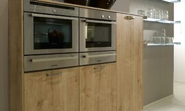 Hier ziet u de hangende apparatuurkast uitgevoerd in eiken hout. Zuordnung: Stil Moderne keukens, Planungsart Open keuken (woonkeuken)